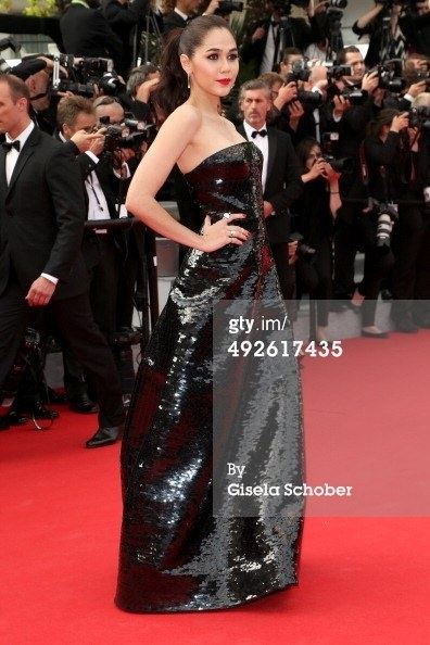 สวยสะพรืงสู้แสงแฟต!! ชมพู่ อารยา อวดโฉมเดินพรมแดงเมืองคานส์ Chompoo Araya in cannes film festival 2014