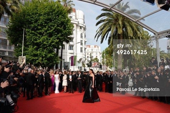สวยสะพรืงสู้แสงแฟต!! ชมพู่ อารยา อวดโฉมเดินพรมแดงเมืองคานส์ Chompoo Araya in cannes film festival 2014