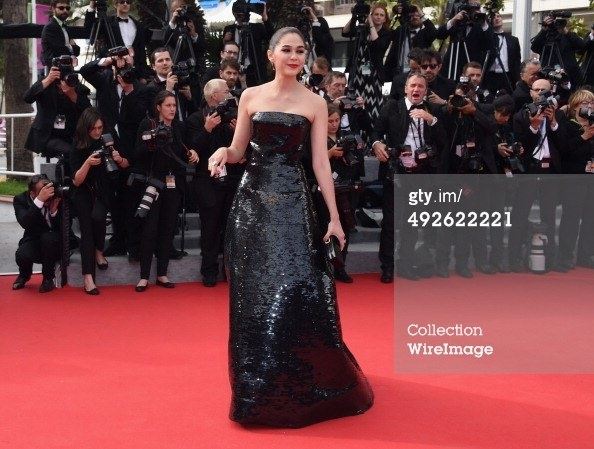 สวยสะพรืงสู้แสงแฟต!! ชมพู่ อารยา อวดโฉมเดินพรมแดงเมืองคานส์ Chompoo Araya in cannes film festival 2014