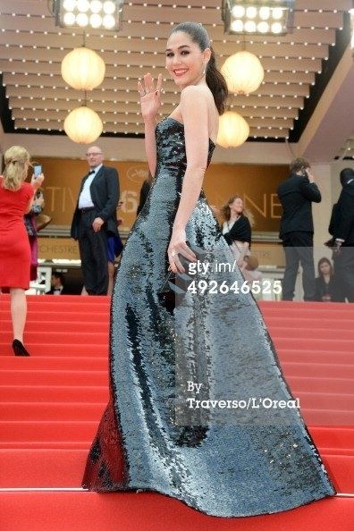 สวยสะพรืงสู้แสงแฟต!! ชมพู่ อารยา อวดโฉมเดินพรมแดงเมืองคานส์ Chompoo Araya in cannes film festival 2014