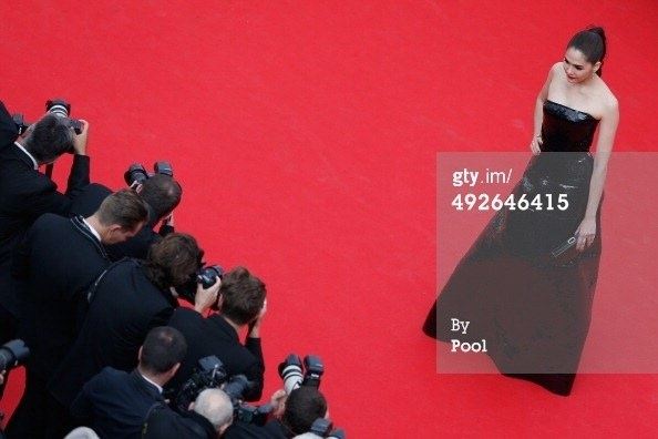 สวยสะพรืงสู้แสงแฟต!! ชมพู่ อารยา อวดโฉมเดินพรมแดงเมืองคานส์ Chompoo Araya in cannes film festival 2014