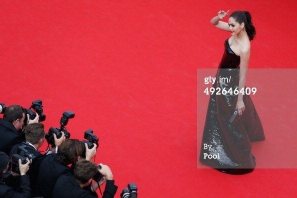 สวยสะพรืงสู้แสงแฟต!! ชมพู่ อารยา อวดโฉมเดินพรมแดงเมืองคานส์ Chompoo Araya in cannes film festival 2014