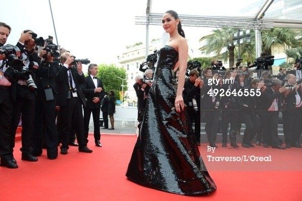 สวยสะพรืงสู้แสงแฟต!! ชมพู่ อารยา อวดโฉมเดินพรมแดงเมืองคานส์ Chompoo Araya in cannes film festival 2014