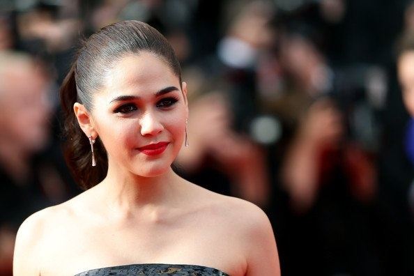 สวยสะพรืงสู้แสงแฟต!! ชมพู่ อารยา อวดโฉมเดินพรมแดงเมืองคานส์ Chompoo Araya in cannes film festival 2014