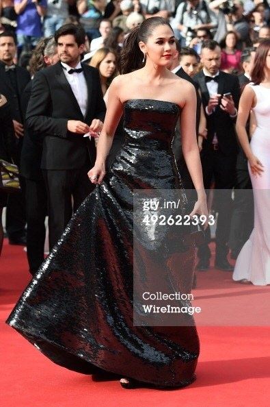 สวยสะพรืงสู้แสงแฟต!! ชมพู่ อารยา อวดโฉมเดินพรมแดงเมืองคานส์ Chompoo Araya in cannes film festival 2014