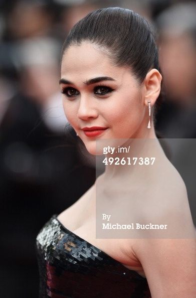 สวยสะพรืงสู้แสงแฟต!! ชมพู่ อารยา อวดโฉมเดินพรมแดงเมืองคานส์ Chompoo Araya in cannes film festival 2014
