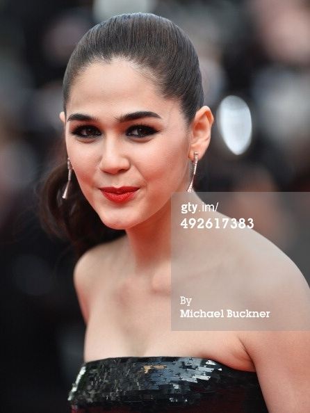 สวยสะพรืงสู้แสงแฟต!! ชมพู่ อารยา อวดโฉมเดินพรมแดงเมืองคานส์ Chompoo Araya in cannes film festival 2014
