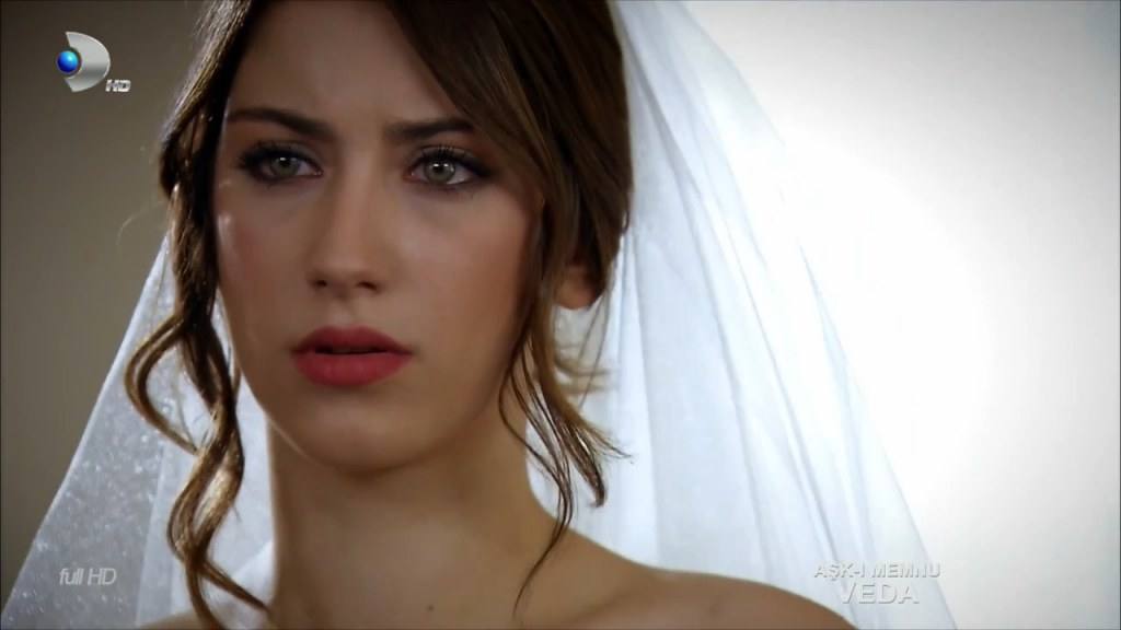 Hazal Kaya นักแสดงหญิงชาวตุรกี