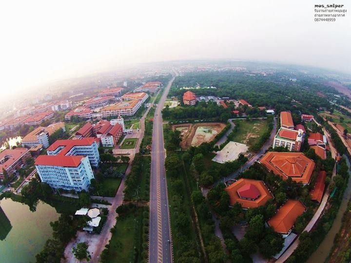 ขวา โรงเรียนสาธิตมหาวิทยาลัยมหาสารคาม ฝ่ายมัธยม