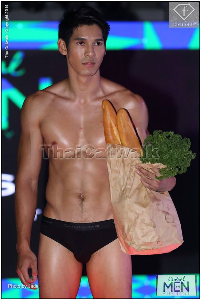 นายแบบโชว์ตุงแบบ HD กลางงานเซ็นทรัล