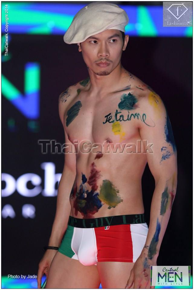 นายแบบโชว์ตุงแบบ HD กลางงานเซ็นทรัล
