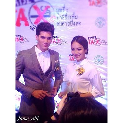 มิกค์ & เปรี้ยว 2 นักแสดงจากช่อง 7 สีรับโล่รางวัลพรีเซนเตอร์วันงดสูบบุหรี่โลก ณ ห้างฟิวเจอร์พาร์ค รังสิต