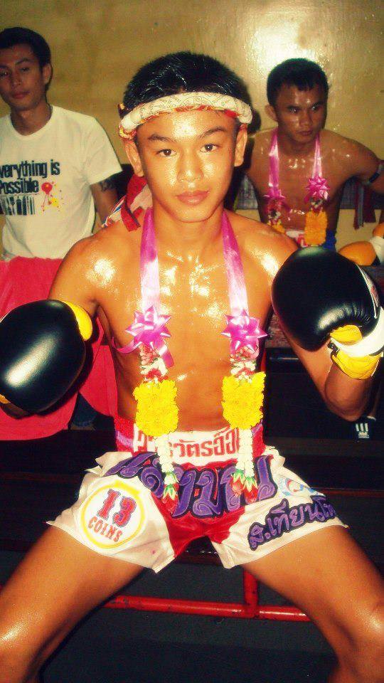 แสงมณี ส.เทียนโพธิ์ อายุ17ปี นักมวยไทยสุดหล่อ
