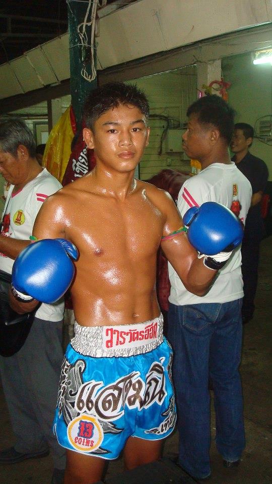 แสงมณี ส.เทียนโพธิ์ อายุ17ปี นักมวยไทยสุดหล่อ