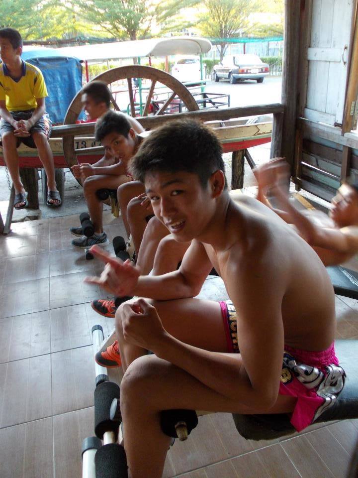 แสงมณี ส.เทียนโพธิ์ อายุ17ปี นักมวยไทยสุดหล่อ
