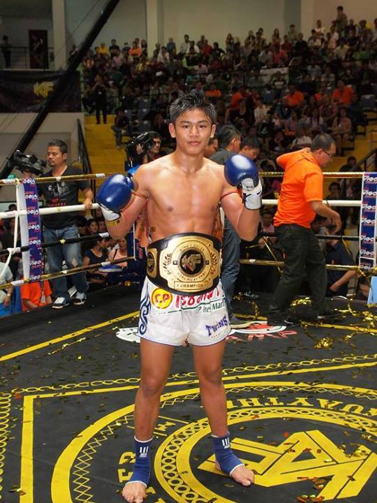 แสงมณี ส.เทียนโพธิ์ อายุ17ปี นักมวยไทยสุดหล่อ