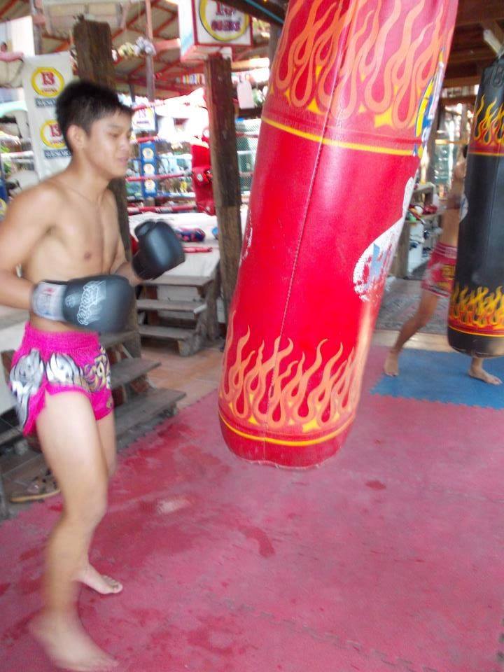 แสงมณี ส.เทียนโพธิ์ อายุ17ปี นักมวยไทยสุดหล่อ