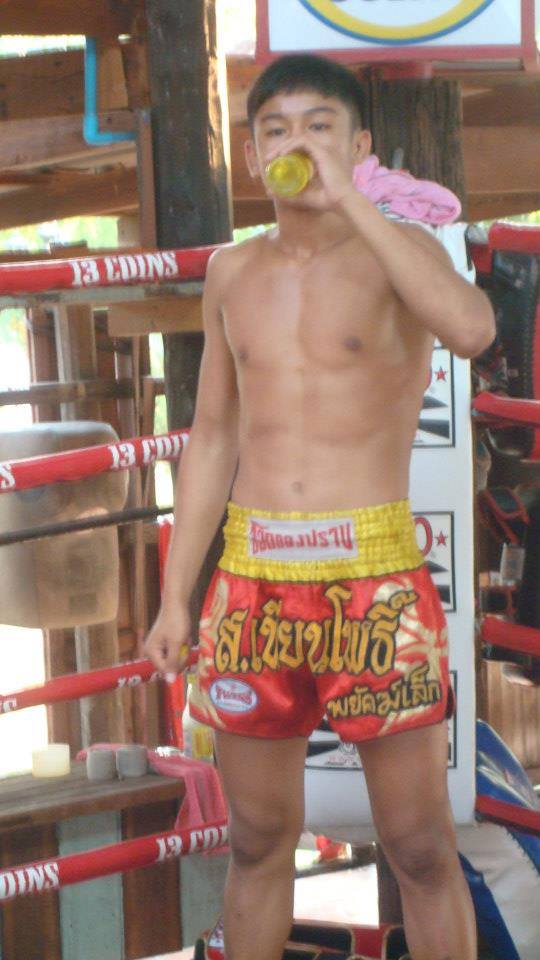 แสงมณี ส.เทียนโพธิ์ อายุ17ปี นักมวยไทยสุดหล่อ
