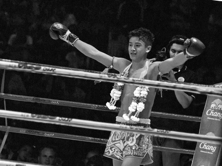 แสงมณี ส.เทียนโพธิ์ อายุ17ปี นักมวยไทยสุดหล่อ