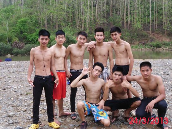 บ่าว ลาว เล่นน้ำ