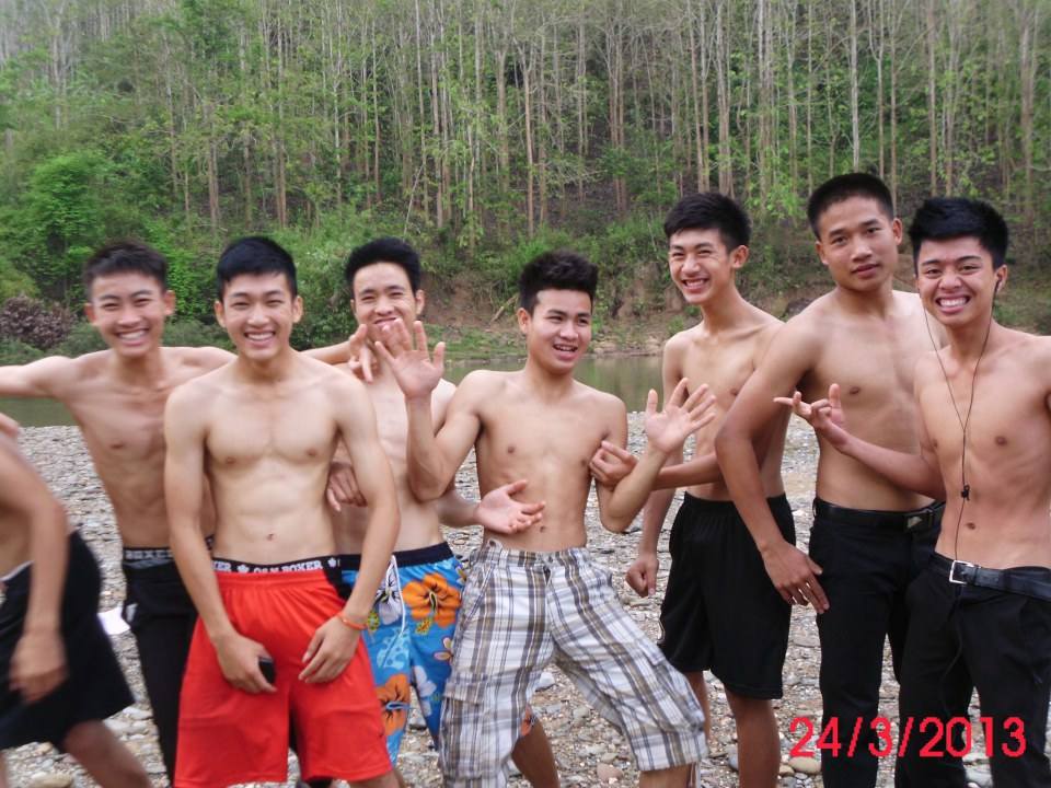 บ่าว ลาว เล่นน้ำ