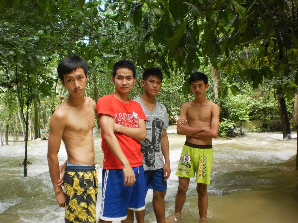 บ่าว ลาว เล่นน้ำ