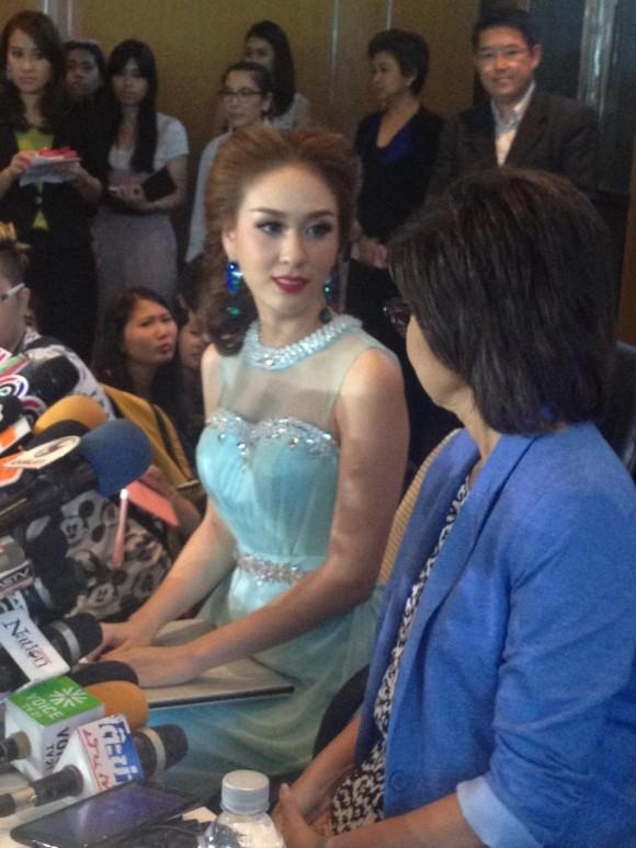 ฝ้าย ร่ำไห้ ขอลาออก มิสยูนิเวิร์สไทยแลนด์ 2014