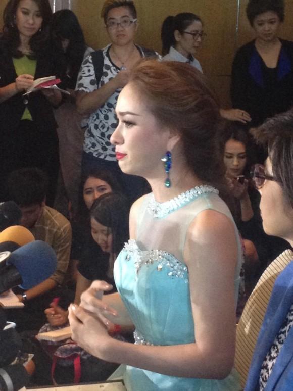 ฝ้าย ร่ำไห้ ขอลาออก มิสยูนิเวิร์สไทยแลนด์ 2014