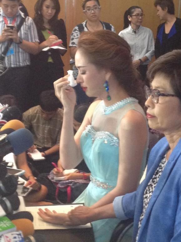 ฝ้าย ร่ำไห้ ขอลาออก มิสยูนิเวิร์สไทยแลนด์ 2014