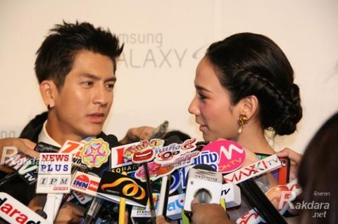 ไปเจอรูปนี้มา>>> ติ๊ก เจษฎาภรณ์ แอบมอง อะไร อั้ม พัชราภา คะเนี่ย !!