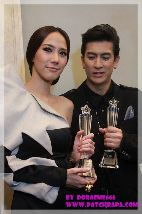 ไปเจอรูปนี้มา>>> ติ๊ก เจษฎาภรณ์ แอบมอง อะไร อั้ม พัชราภา คะเนี่ย !!