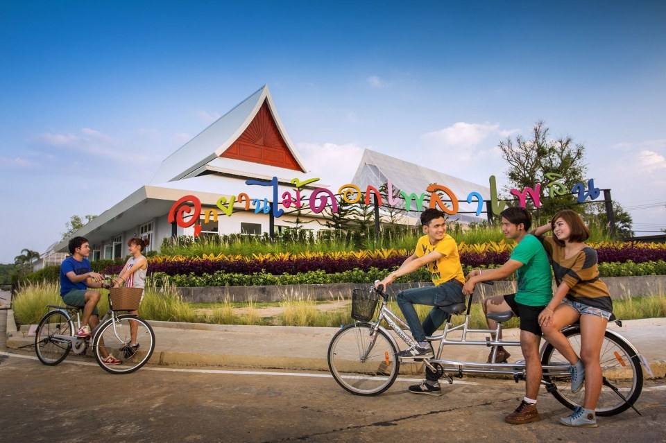 &ldquo;เพ ลา เพลิน&rdquo; พาเพลินในอุทยานดอกไม้มาแรงแห่งภาคอีสาน