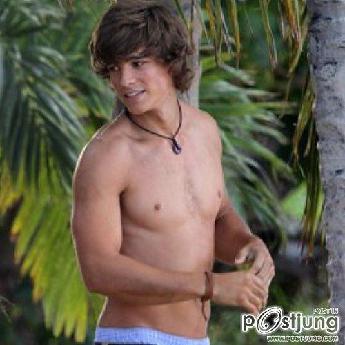 Brenton Thwaites เจ้าชายPhilip จากหนัง Maleficent