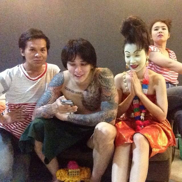 นางเอาจริง "ดีเจต้นหอม" หอบดอกไม้ธูปเทียนขอขมา "แทค ภรัญญู"