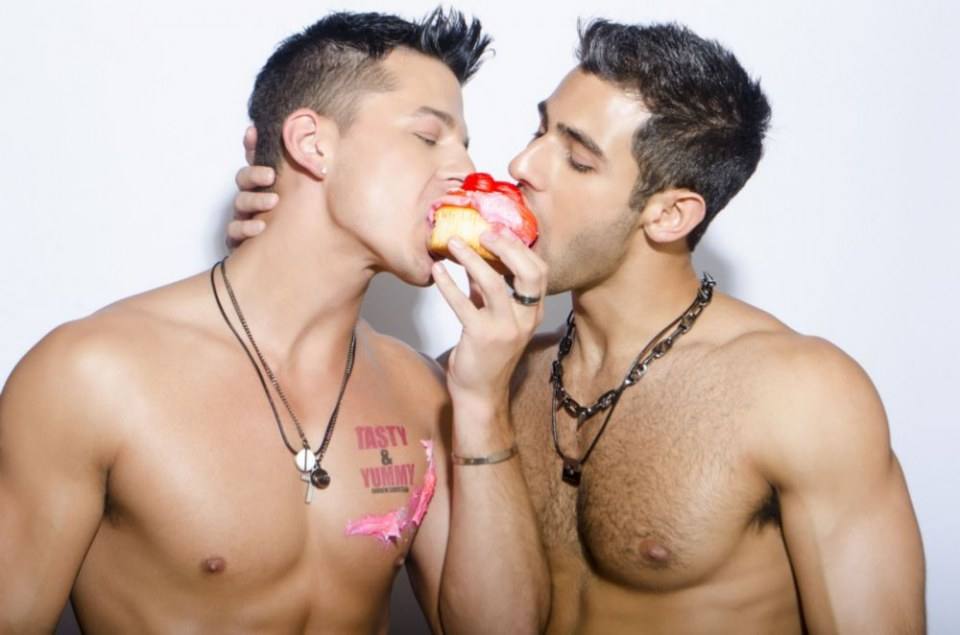 สองหนุ่ม กับ ขนมอร่อย