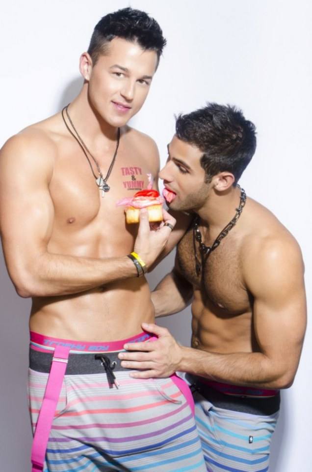 สองหนุ่ม กับ ขนมอร่อย