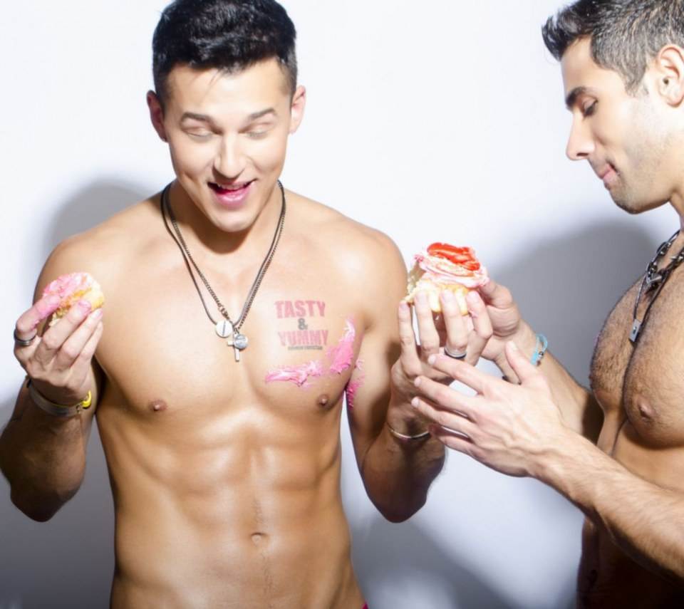 สองหนุ่ม กับ ขนมอร่อย