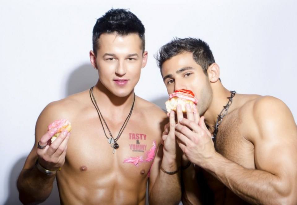 สองหนุ่ม กับ ขนมอร่อย