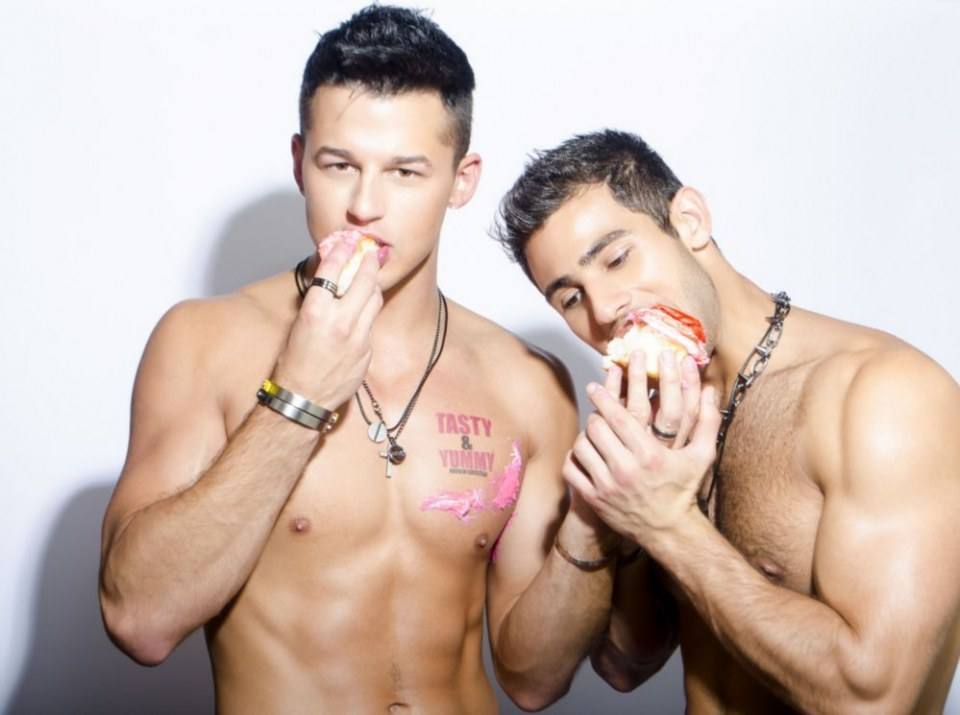 สองหนุ่ม กับ ขนมอร่อย