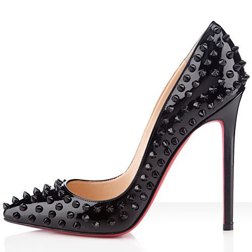 รองเท้าที่พลอยสวมคือ Christian Louboutin Pigalle Spikes 120 studded leather pumps