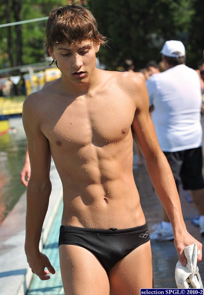 ริมสระน้ำ...พร่ำเพ้อละเมอครวญ