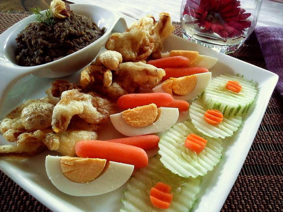 น้ำพริกเห็ดหล่มเสริฟพร้อมกับเห็ดนางฟ้าทอดกรอบ ไข่ต้ม