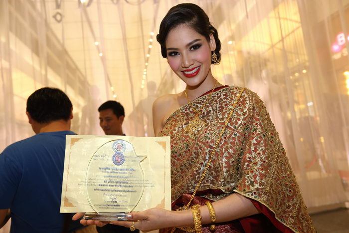 &ldquo;พอลลี่&rdquo; รับโล่เกียรติยศ รางวัล บุคคลดีเด่นแห่งปี