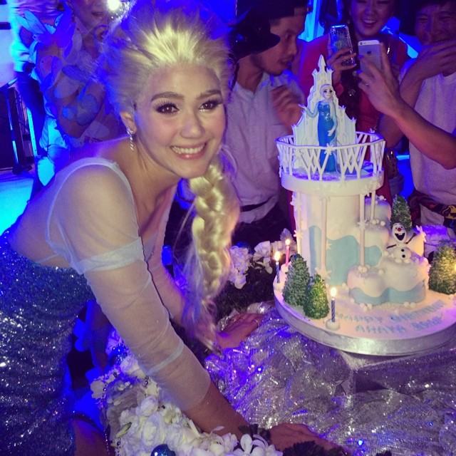 เหมือนเป๊ะ!! ชมพู่ จัดปาร์ตี้ฉลองวันเกิดในลุค" เจ้าหญิงเอลช่า " พร้อม " นายแบบเปลือยกลาย" สุดแช่บ!!!