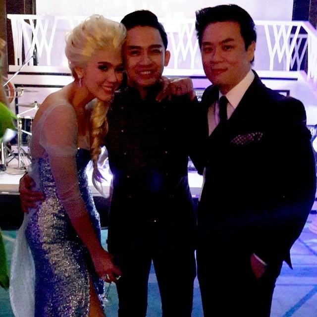 เหมือนเป๊ะ!! ชมพู่ จัดปาร์ตี้ฉลองวันเกิดในลุค" เจ้าหญิงเอลช่า " พร้อม " นายแบบเปลือยกลาย" สุดแช่บ!!!