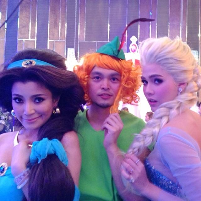เหมือนเป๊ะ!! ชมพู่ จัดปาร์ตี้ฉลองวันเกิดในลุค" เจ้าหญิงเอลช่า " พร้อม " นายแบบเปลือยกลาย" สุดแช่บ!!!