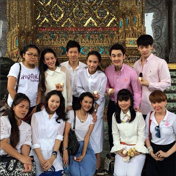 อั้ม พัชราภา กับแก๊งผองเพื่อน ทำบุญในวันชิลๆ