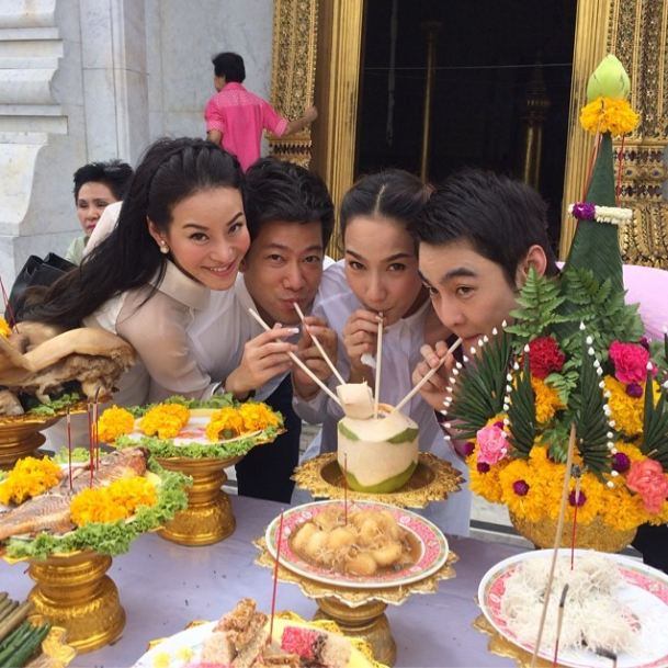 อั้ม พัชราภา กับแก๊งผองเพื่อน ทำบุญในวันชิลๆ