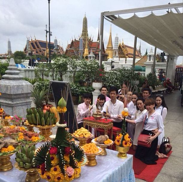 อั้ม พัชราภา กับแก๊งผองเพื่อน ทำบุญในวันชิลๆ