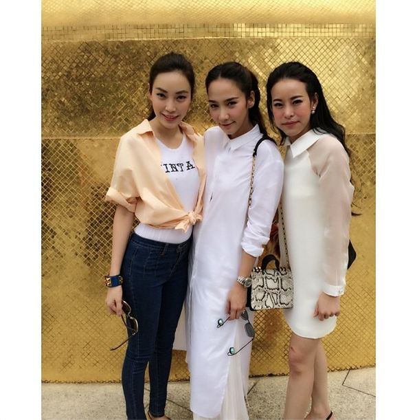 อั้ม พัชราภา กับแก๊งผองเพื่อน ทำบุญในวันชิลๆ